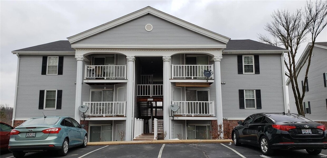 Primary Photo - 1231 Creve Coeur Crossing Ln