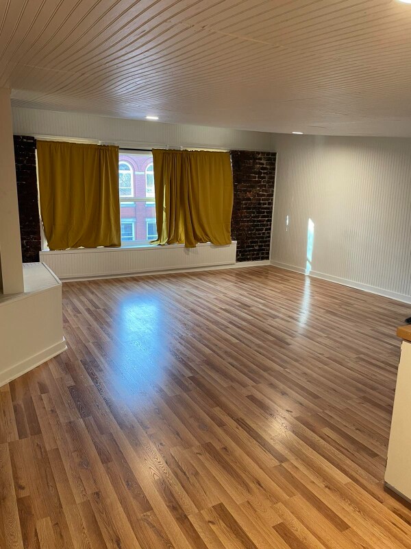 Foto del edificio - 119 W Main St