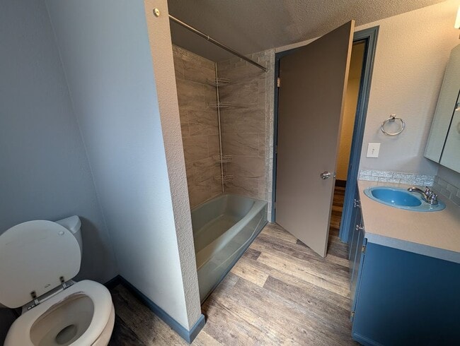 Building Photo - 2 Bedroom 1 Bath Winchester House - Walkin...