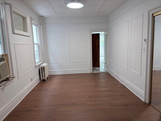 Building Photo - 302 Chapel Ave