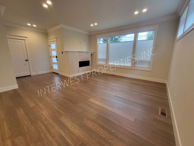 Foto del edificio - 4 bd 3.5ba dream home in the heart of the Woodlawn District w/Washer/Dryer, Garage & Gas Fireplace!