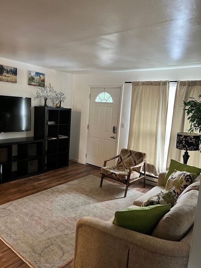 Building Photo - Unique 2bdr 1bth with off street parking a...