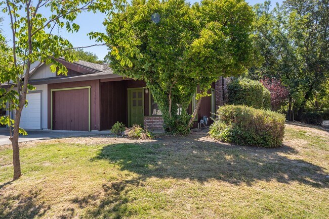 Foto del edificio - 2 bed 1 bath home w/ garage and yard, biking distance to UC Davis campus and downtown