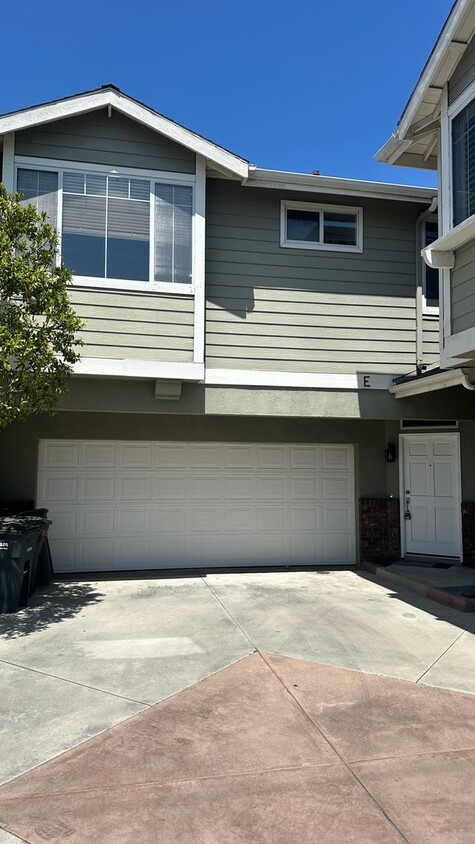 Primary Photo - 3 bedroom East Side Costa Mesa Townhome