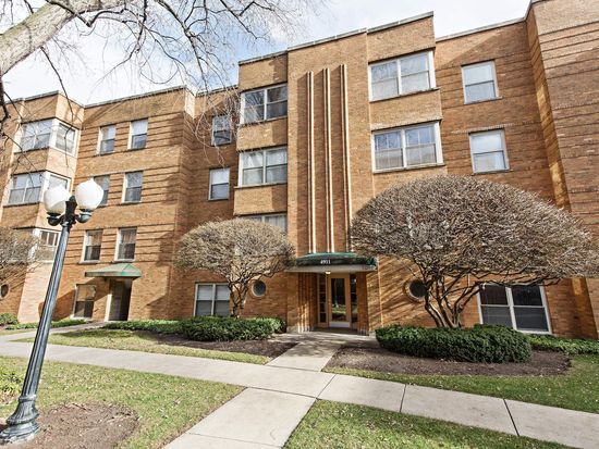 Building overlooks park like courtyard - 4911 N Wolcott Ave