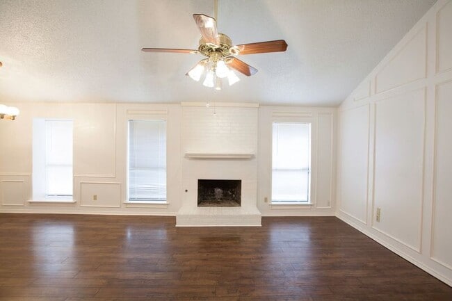 Building Photo - 2025 Lorient Dr