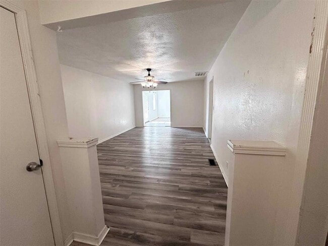 Building Photo - 208 Cherrywood Dr