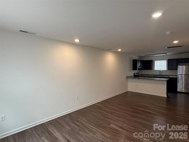 Foto del edificio - 2021 Oakdale Rd