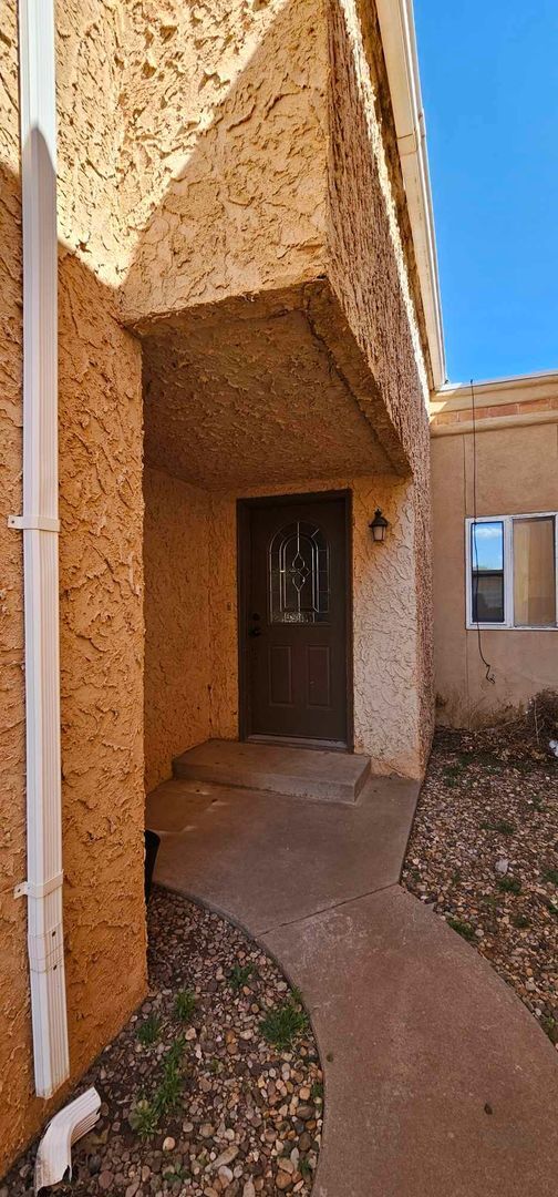 Building Photo - Adorable 2 bed, 2.5 bath home for rent
