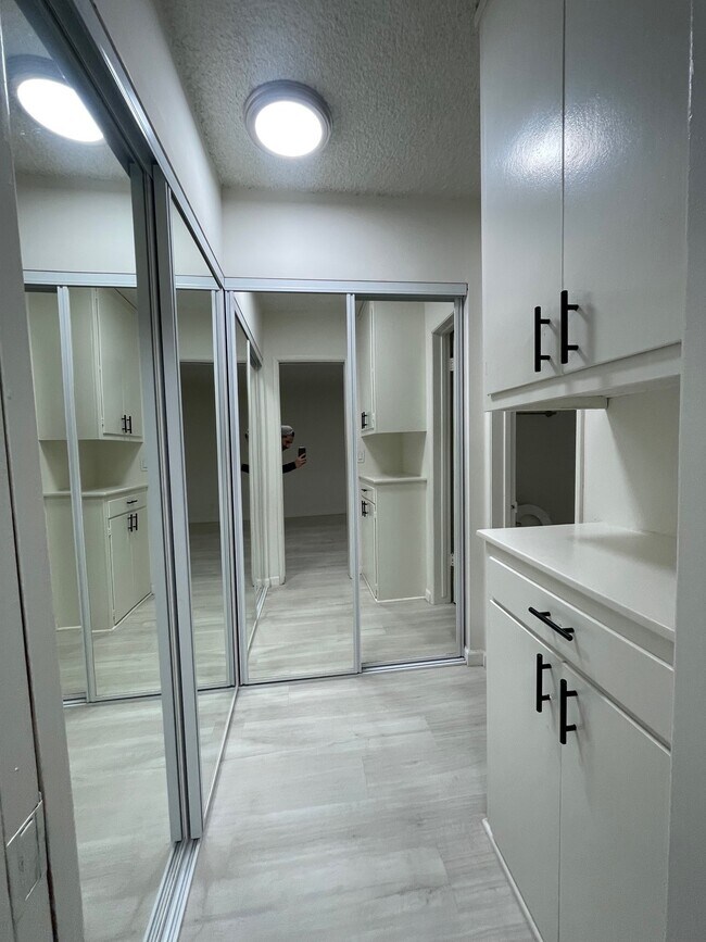 Puertas de armario con espejo - St. Andrews Place Apartments