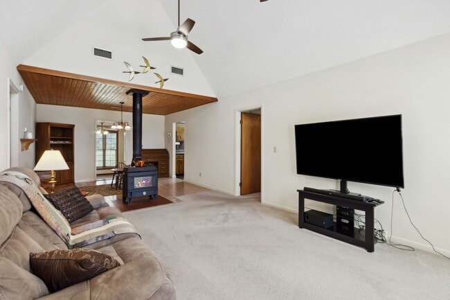 Building Photo - Peaceful Country Living Close to Everything