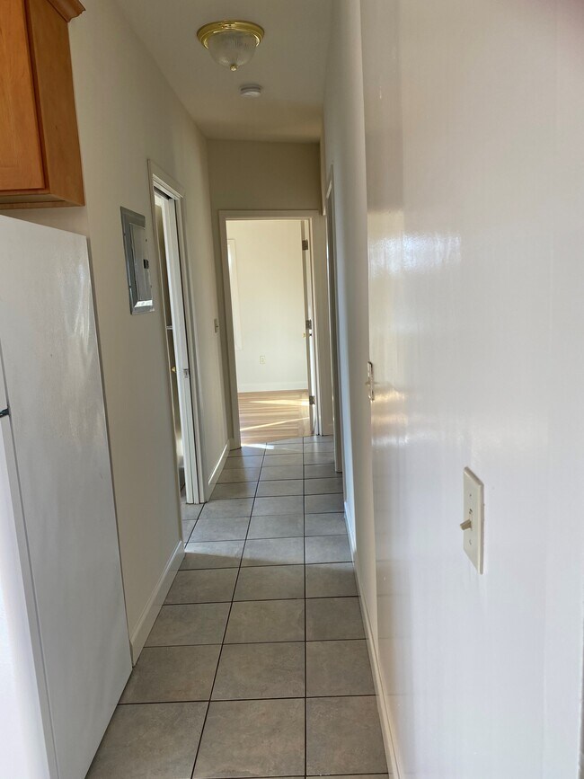 Building Photo - 847 Warfield Ave