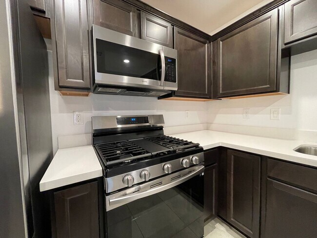 Building Photo - 3 bed 2.5 bath 2 car garage townhouse in m...