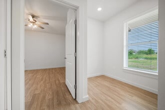 Building Photo - Willow Crossing Apartments