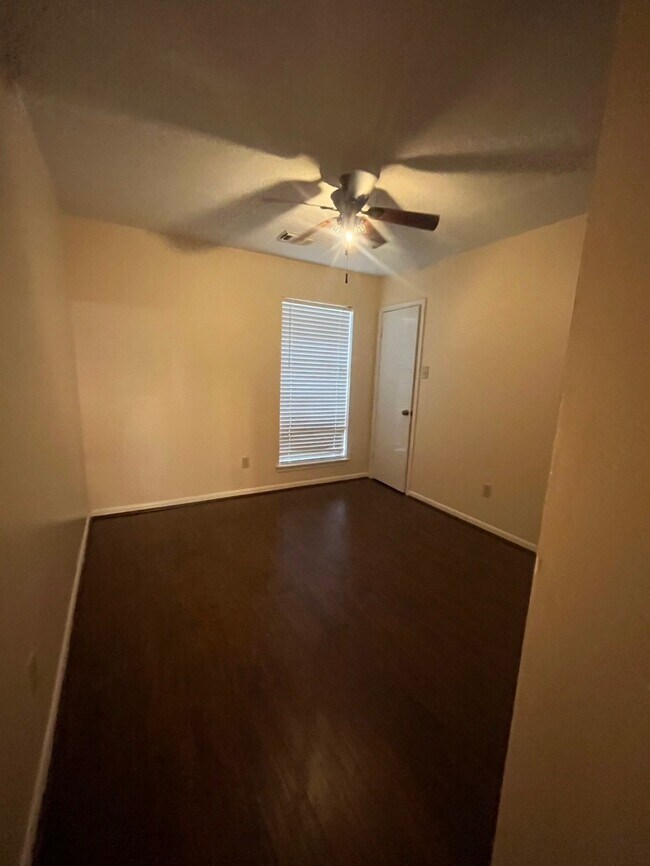 Foto del edificio - 4823 Pecan Grove Dr