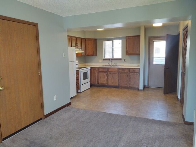 Building Photo - $975 | 2 Bedroom, 1 Bathroom Apartment | N...