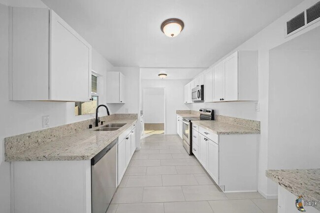 Brand new renovated kitchen - 604 S G St