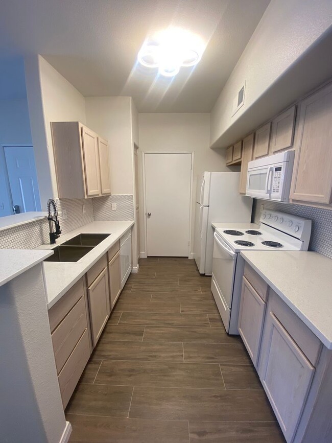 Building Photo - Nicely upgraded 1 bedroom on the South Strip