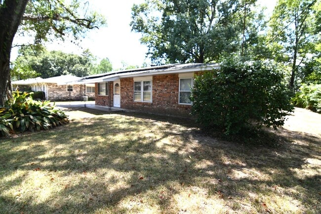 Foto del edificio - 3 bedroom, 1.5 bath home in quaint, well m...