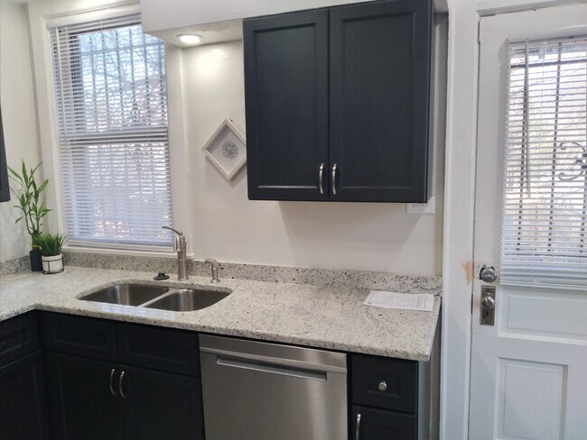 Building Photo - 304 Thurman Ave