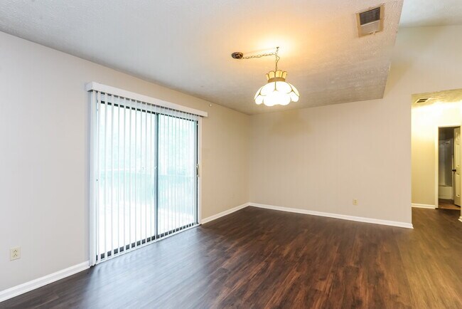 Foto del edificio - 3240 Grand Central Dr