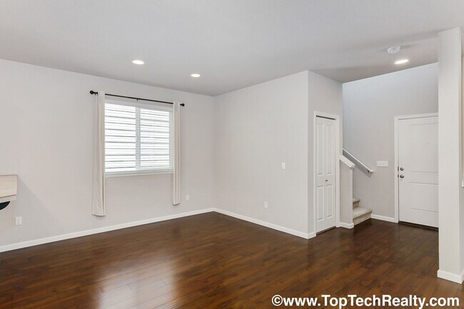 Building Photo - Lovely 4 BD 2.5 BA Home in a coveted Abbey...