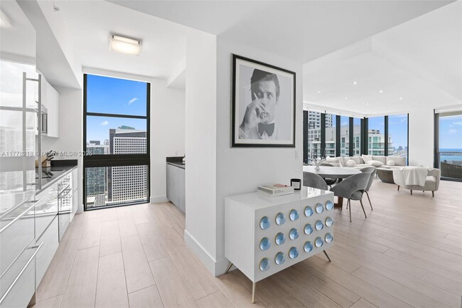 Building Photo - 1010 Brickell Ave