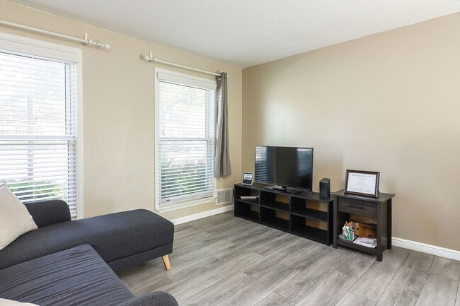 Building Photo - 21S S Fernwood Dr