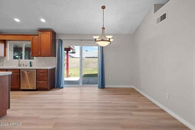 Foto del edificio - 8708 W Golden Ln