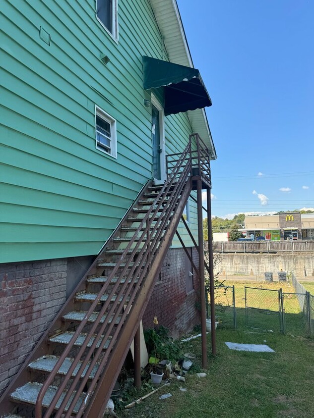 Primary Photo - Knoxville 37914 - 2 bedroom, 1.5 Bath - Co...