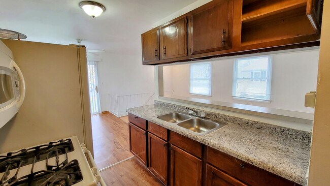 Building Photo - 412 James Ct