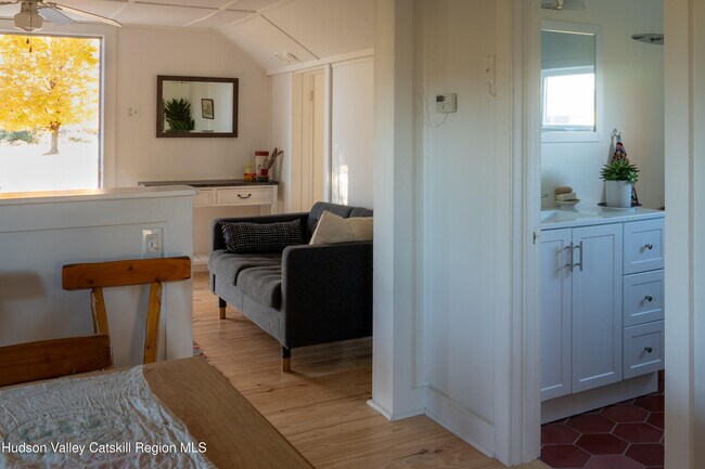 Foto del edificio - 32 Treeland Farm Rd