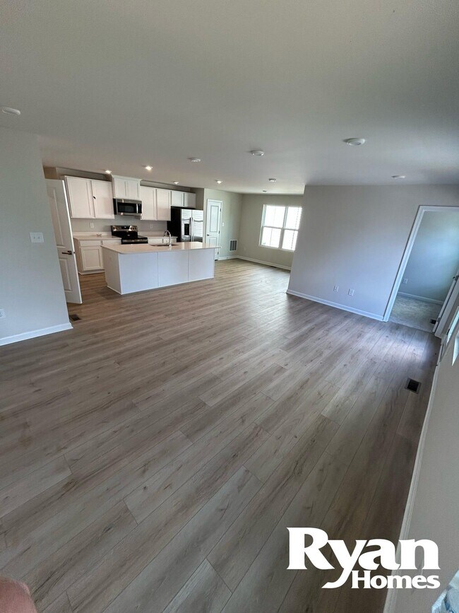 Amplia sala de estar y comedor con espacio de oficina con puerta, terraza compuesta y 1/2 baño. - 134 Grove Hill Ter