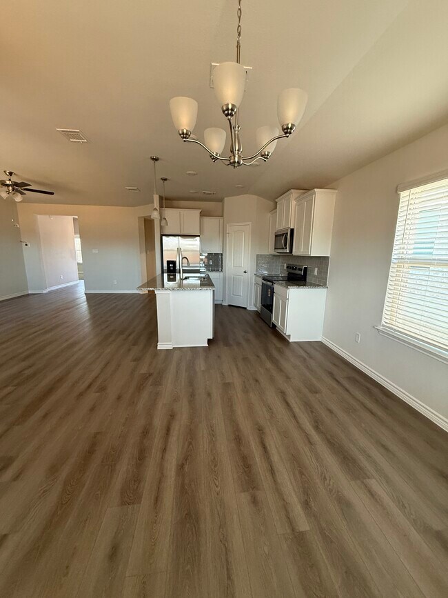 Foto del edificio - 4830 Hawkins Dr