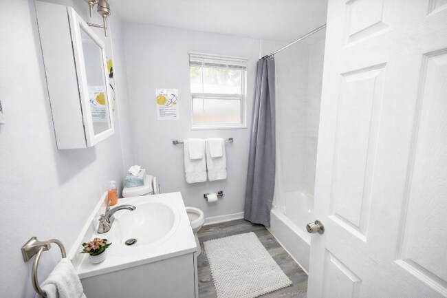 Foto del edificio - 1409 E Waters Ave