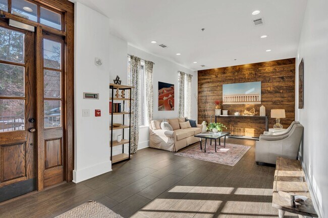 Foto del edificio - Furnished West End Luxury Condo