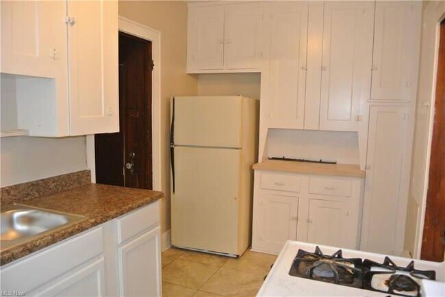 Building Photo - 689 Schiller Ave