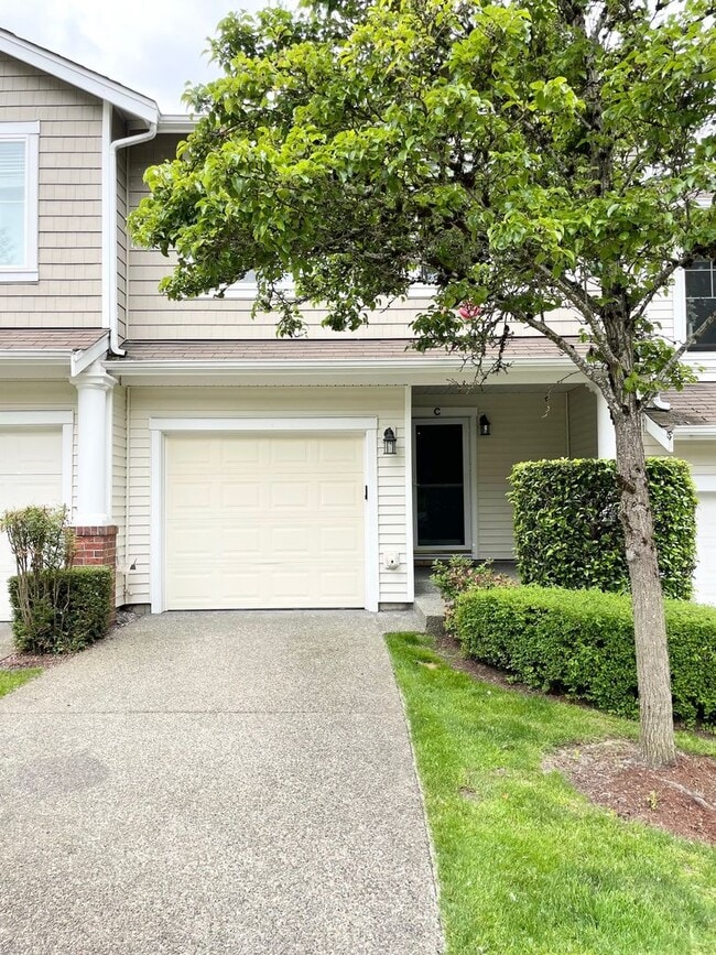 Building Photo - Spacious 2 Bed 2.5 Bath Townhome Style Con...