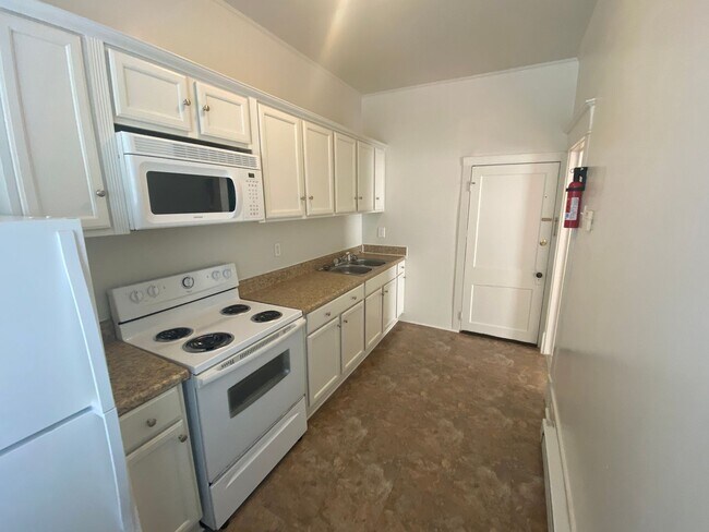 Foto del edificio - 2nd Floor Apartment in Adorable Historic Home!