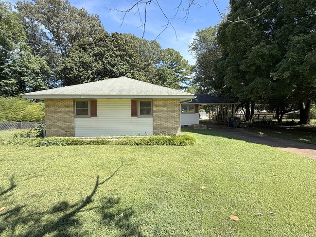 Building Photo - 1012 Strong St