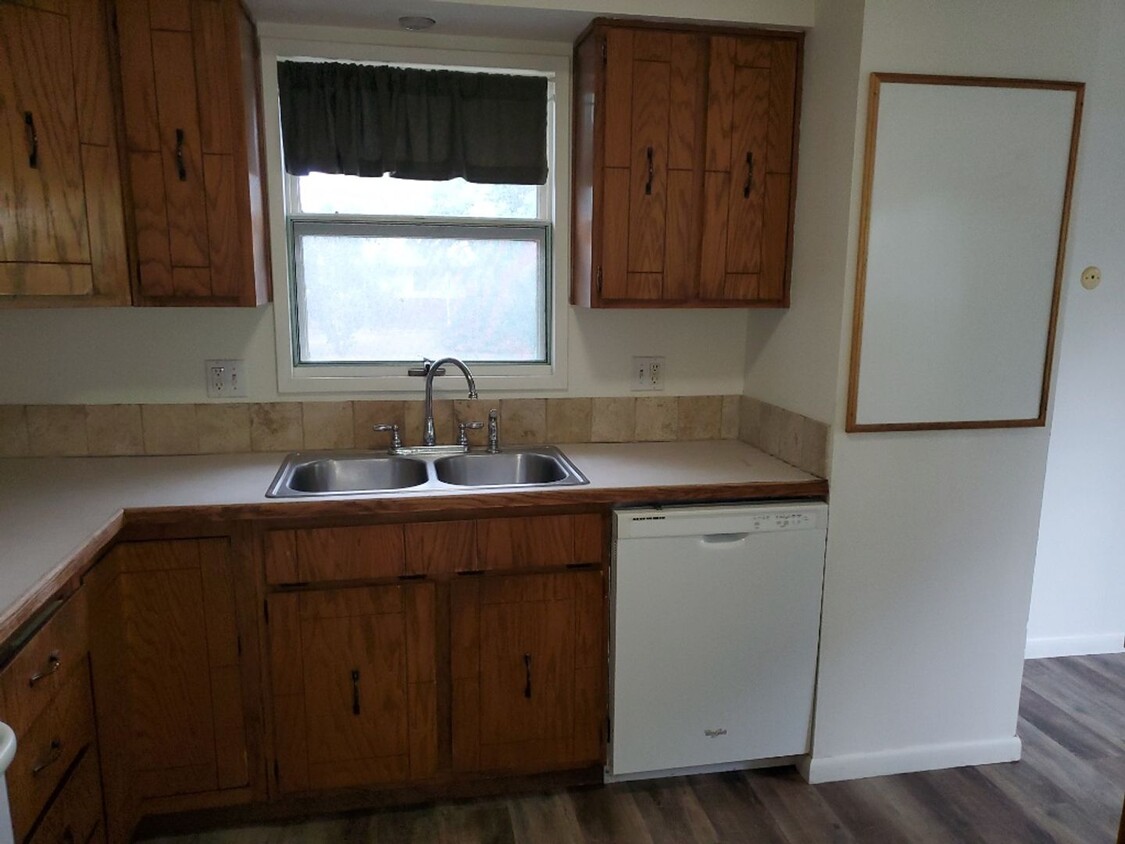 Primary Photo - STUDENTS WELCOME! 4 Bed 2 Bath Single Fami...