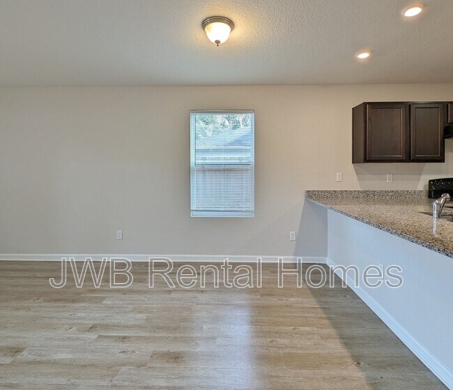 Foto del edificio - 9081 Eaton Ave