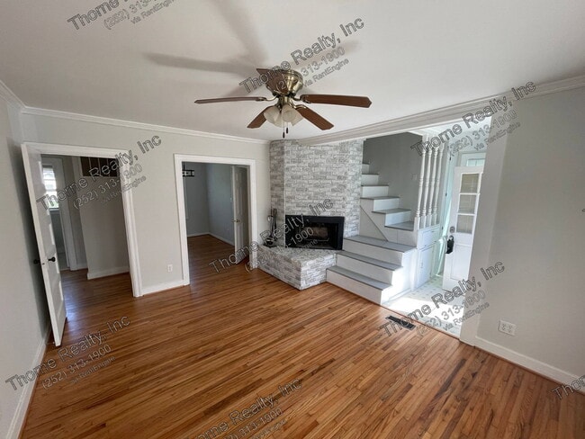 Building Photo - 2233 Oak Dr