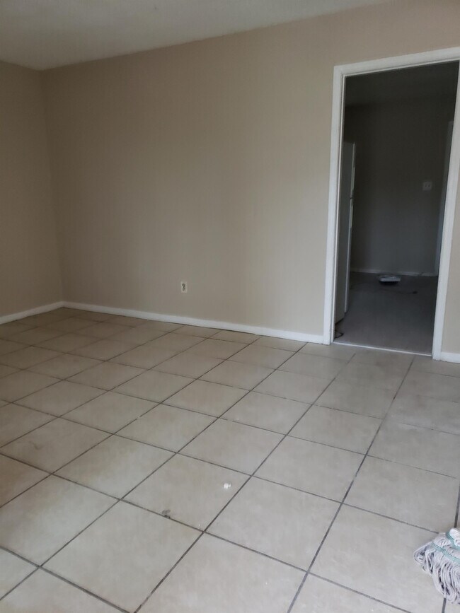 Building Photo - 4209 Hileah Dr