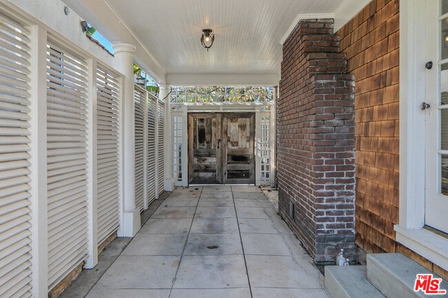 Building Photo - 575 N Beachwood Dr