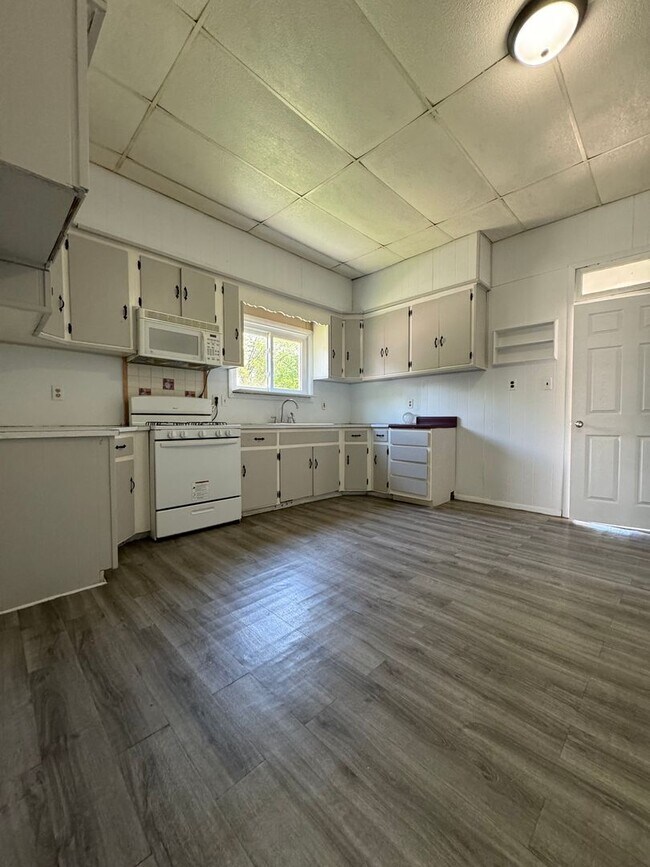 Foto del edificio - Cute 2 bedroom 1 bath home with so much sp...