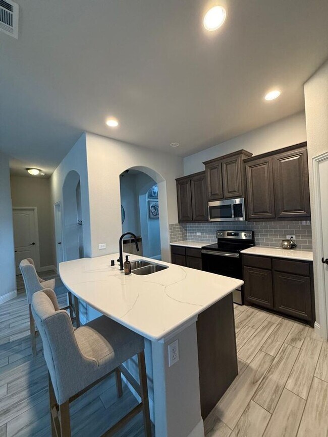 Building Photo - READY TO RENT 5 BEDROOM HOME on oversized lot