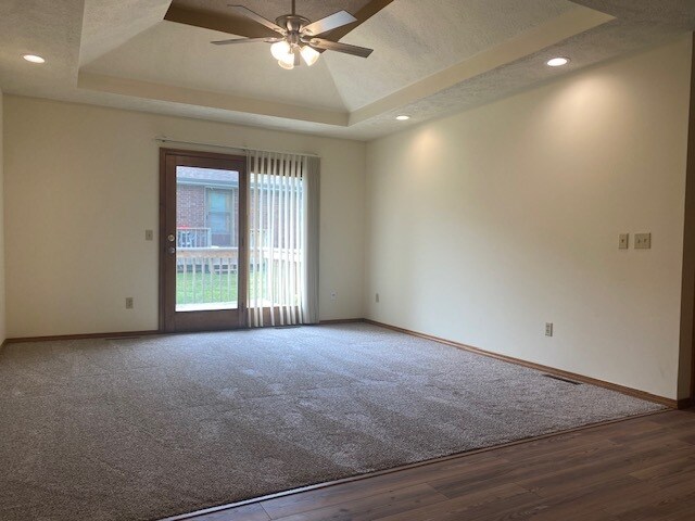 Sala de estar con techo alto, ventilador y buena iluminación. - 4050 S Ferguson Ave