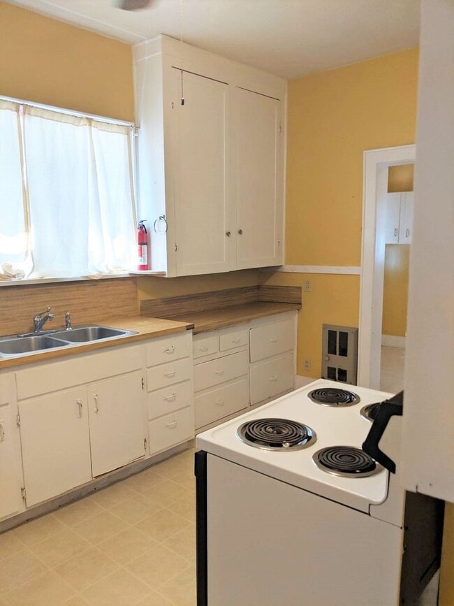 Building Photo - Huge West University 6 bed/3 bath/2 kitche...