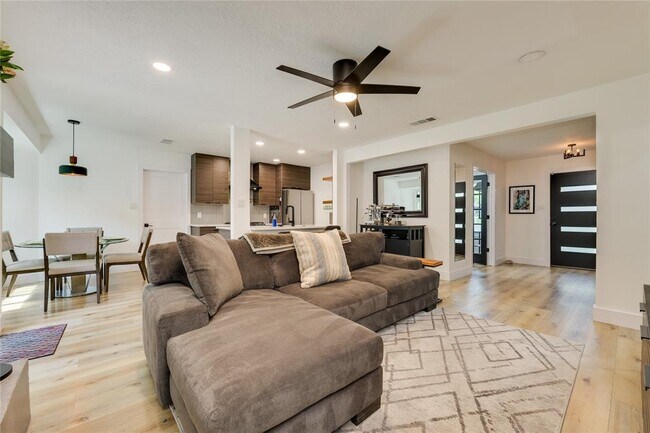 Foto del edificio - 7407 Whispering Winds Dr